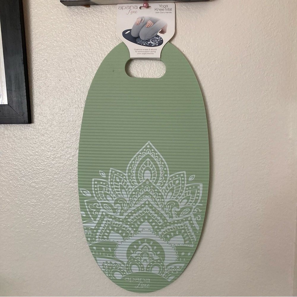 Apana Luxe Green Yoga Knee Mat with Black and White Design